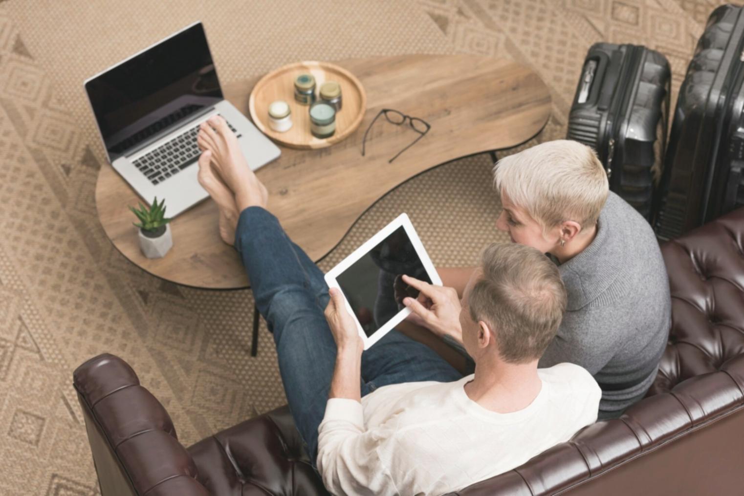 Sessione interattiva di psicologia dell'interazione con partecipanti coinvolti in discussioni di gruppo