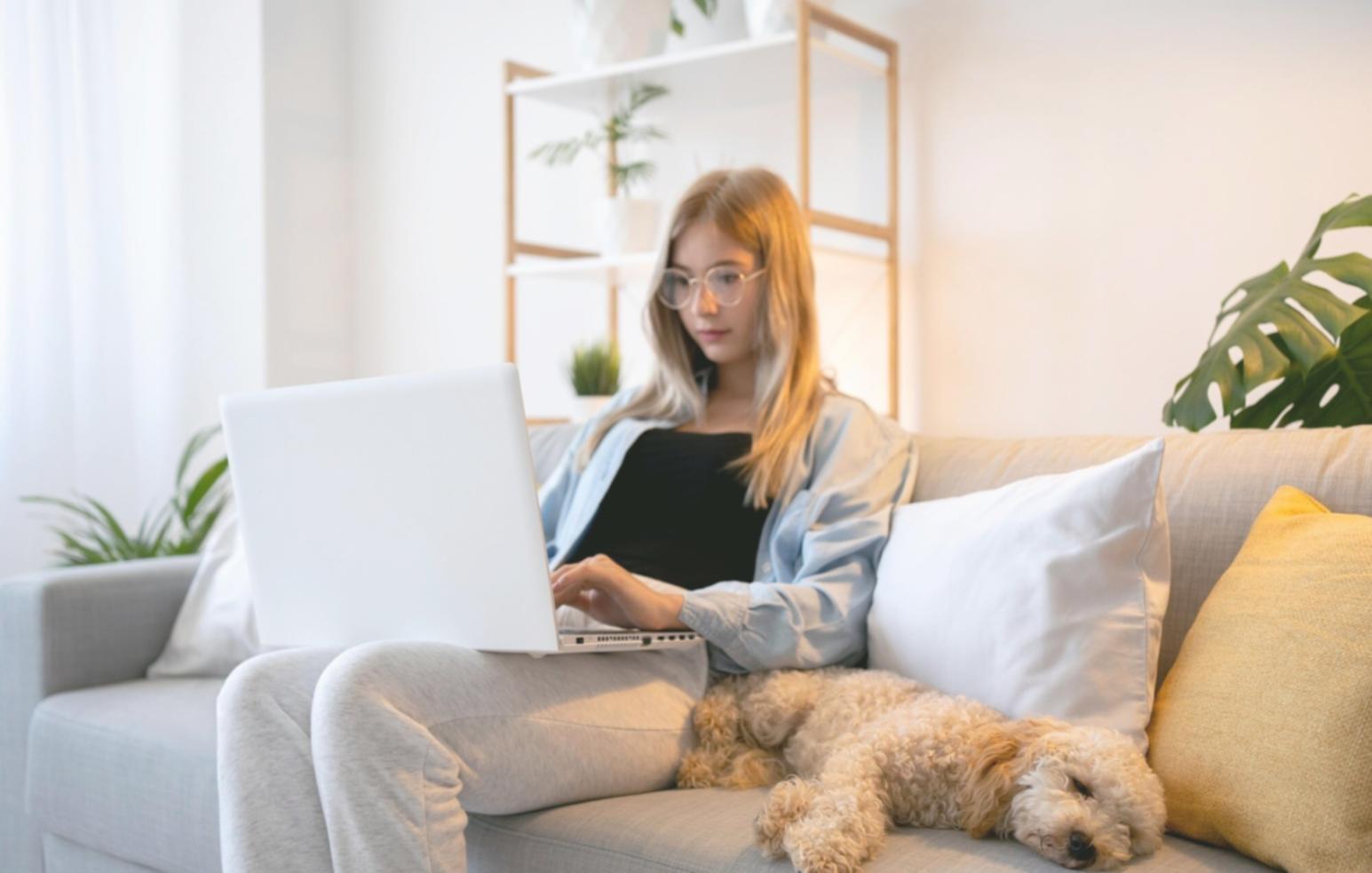 Ambiente professionale di formazione con setting predisposto per webinar interattivi di psicologia