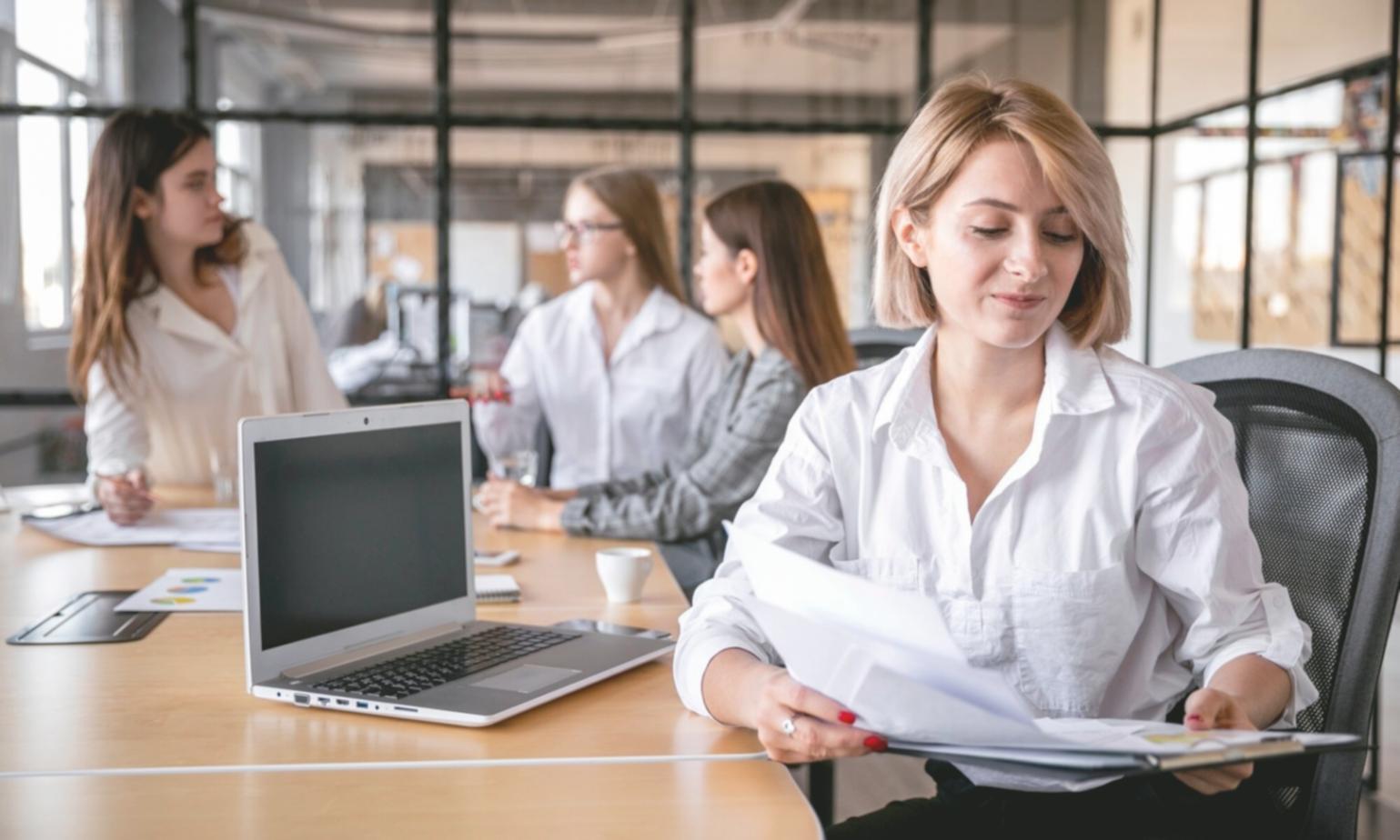 Sessione di formazione interattiva con partecipanti impegnati in esercizi pratici di comunicazione