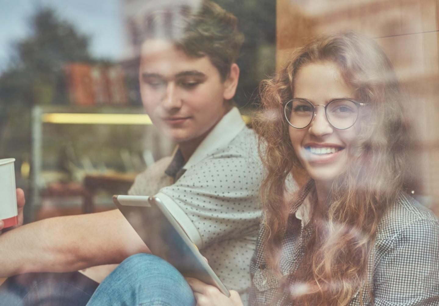 Ambiente di apprendimento moderno dove si svolgono i corsi di psicologia delle interazioni